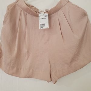 H&M Cream High Wasted Polyester Shorts Size 4